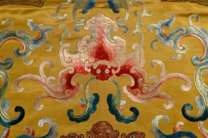 Quatre housses de coussin impériales en soie...