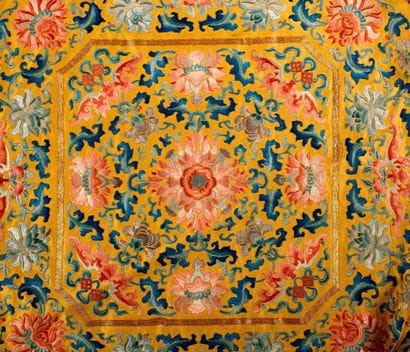 Quatre housses de coussin impériales en soie...