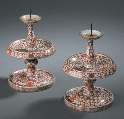 Paire de pique-cierge en porcelaine rouge...