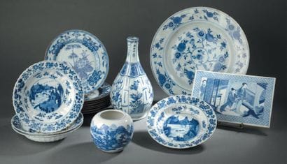 Quatre assiettes en porcelaine bleu blanc...