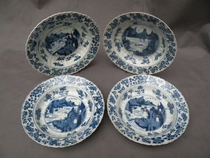Quatre assiettes en porcelaine bleu blanc...