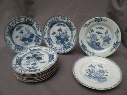 Neuf assiettes en porcelaine bleu blanc Chine,...