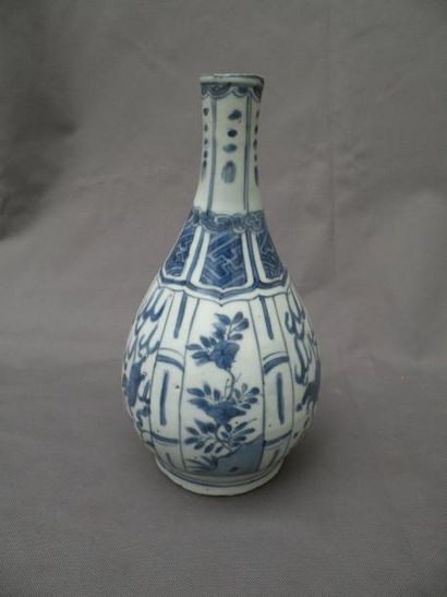 Vase bouteille en porcelaine bleu blanc,...