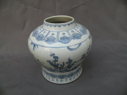 Vase en porcelaine bleu blanc Chine, dynastie...
