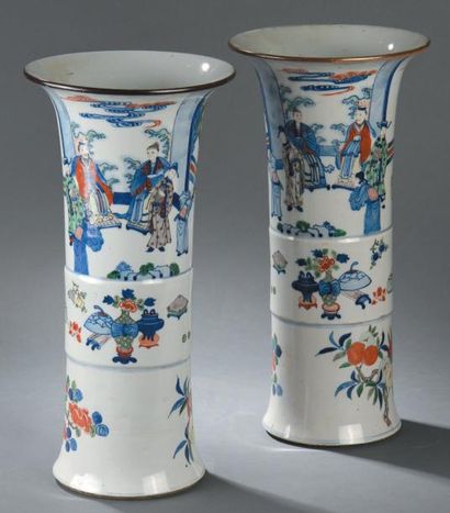Paire de vases gu en porcelaine wucai Chine,...