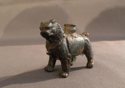 Statuette de lion en bronze Chine, dynastie...