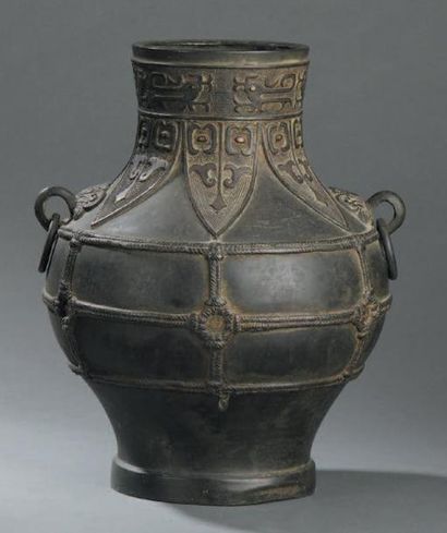 Vase en bronze hu Chine, XVIIe siècle De...
