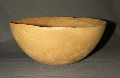 Coupe profonde hémisphérique. Calcite jaune....