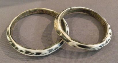 Paire de bracelets bicolores. Verre noir...