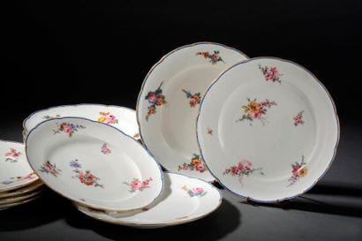 SÈVRES
Treize assiettes en porcelaine tendre...
