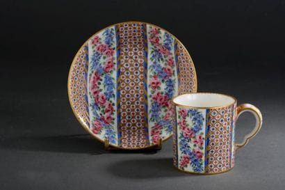 SÈVRES
Gobelet litron et sa soucoupe en porcelaine...