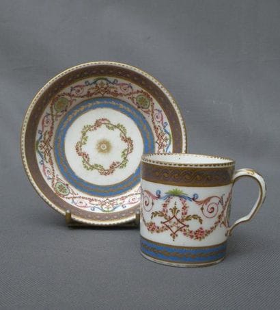 SÈVRES
Gobelet litron et sa soucoupe en porcelaine...