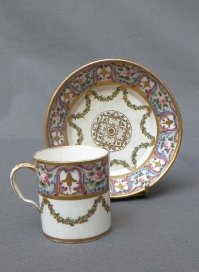 SÈVRES
Gobelet litron et sa soucoupe en porcelaine...