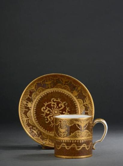 SÈVRES
Gobelet litron et sa soucoupe en porcelaine...