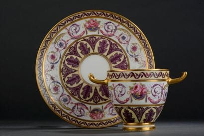 SÈVRES
Gobelet étrusque et sa soucoupe en...