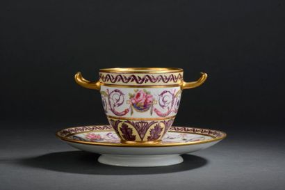 SÈVRES
Gobelet étrusque et sa soucoupe en...