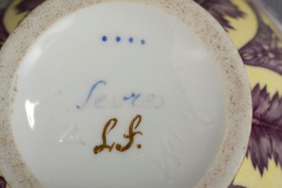 SÈVRES
Gobelet étrusque et sa soucoupe en...