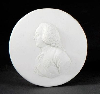 SÈVRES
Médaillon en biscuit de porcelaine...