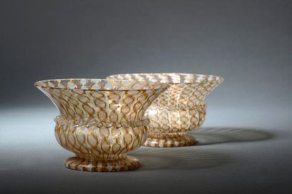 Deux coupes en verre «façon de Venise» incrusté...