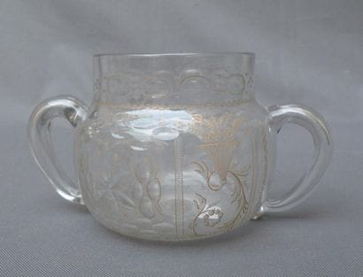 Bol en verre à deux anses à décor gravé et...