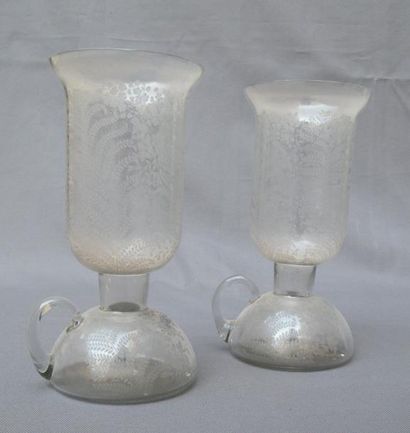 Paire de photophores en verre gravé, à décor...