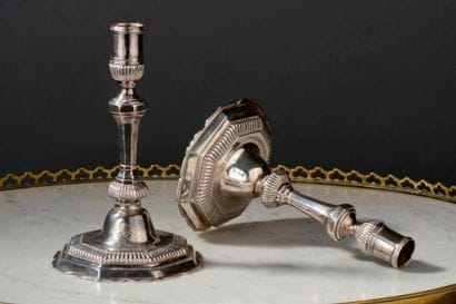 Petites paire de flambeaux en argent mouluré,...