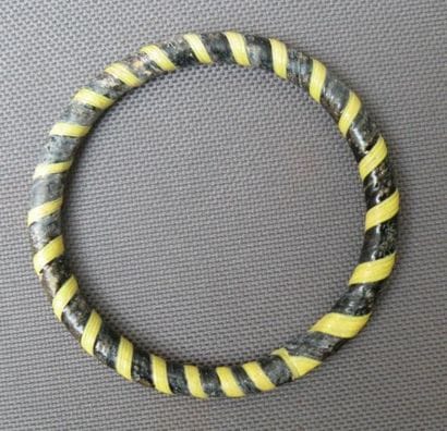 Bracelet orné d'un décor de spirale bicolore....
