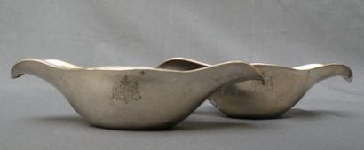 Paire de doublures de saucières en argent....