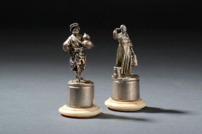 Deux petites figurines en argent, posant...
