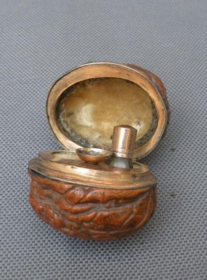 Nécessaire à parfum en vermeil en forme de...
