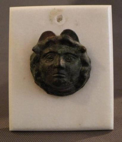 Elément d'applique orné en haut relief d'un...