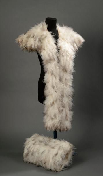 Parure en plumes d'autruche, vers 1830-1840....
