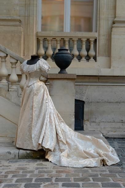Robe de mariage, vers 1885. Soierie damassée...