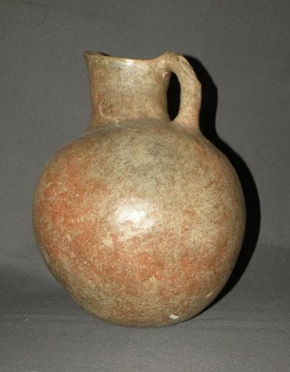 Grande cruche. Terre cuite orangée. Fêlures....