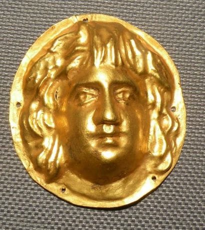 Elément d'applique orné en repoussé et en...