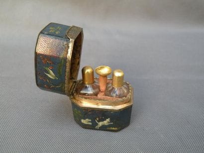 Étui à parfum en vernis Martin à décor de...