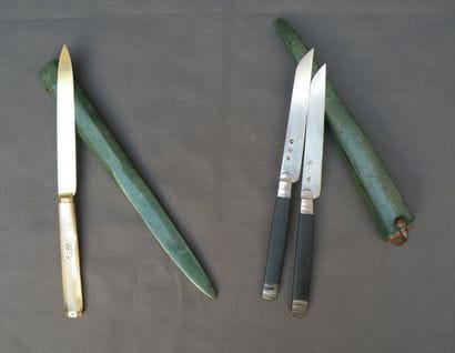 Couteau en vermeil, le manche en nacre orné...