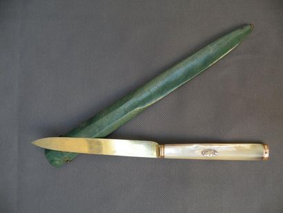 Couteau en vermeil, le manche en nacre orné...