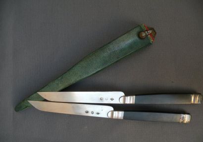 Couteau en vermeil, le manche en nacre orné...