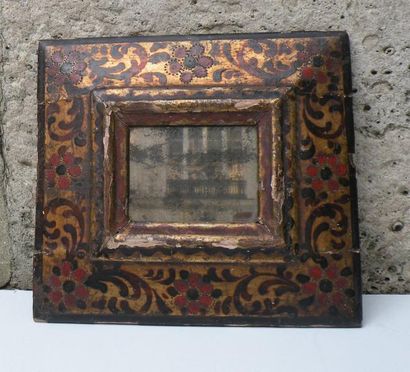Cadre en bois doré, à décor polychrome de...