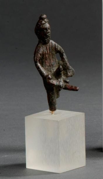 Statuette représentant le dieu Priape debout....