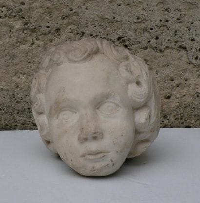 Tête d'un ange en marbre. Travail italien...