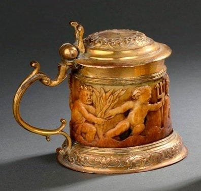 Petite chope couverte en ivoire sculptée...