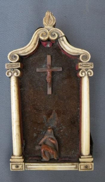 Petite Pietà en coroso sculpté dans un cadre...