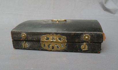 Coffret à messages en maroquin noir. Début...