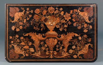 Commode en marqueterie de bois teinté sur...