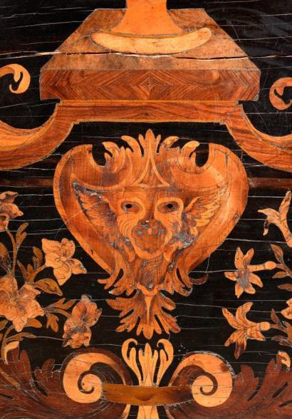 Commode en marqueterie de bois teinté sur...