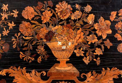 Commode en marqueterie de bois teinté sur...