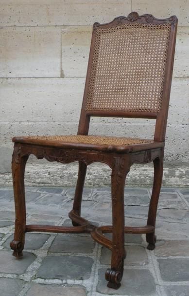 Suite de quatre chaises en bois mouluré et...