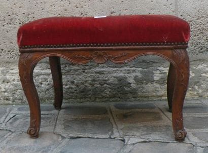 Tabouret en bois naturel mouluré et sculpté...